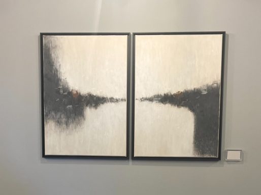 Abstraktes Diptychon, je 50 x 70 cm, Beige Flächen durchzogen mit Schwarz mit weißen und rot-braunen Spachtel-Akzenten.