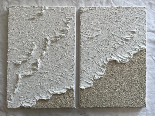Abstraktes zweiteiliges Werk. Organische gespachtelte Reliefs in weiß treffen auf raue, beige sandartige Flächen. Minimalistisch, modern.
