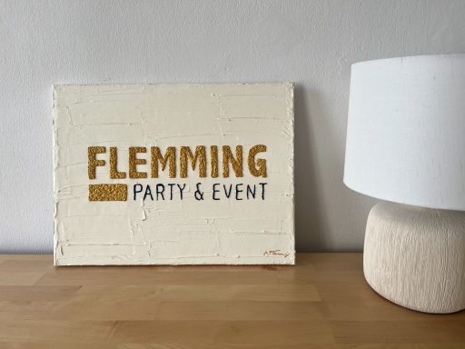 Flemming Party & Event-Logo in gold/blau gespachtelt auf gelbem Untergrund.