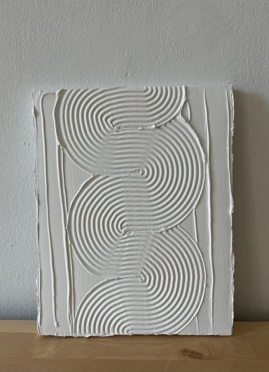 Abstraktes Kunstwerk mit Strukturpaste auf Leinwand, 24 x 30 cm. Weiße, reliefartige Oberfläche mit drei geschwungenen, konzentrischen Bogen