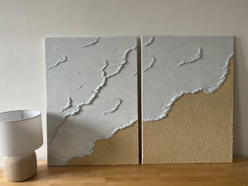 Abstraktes zweiteiliges Werk. Organisch gespachtelte Reliefs in hellblau treffen auf raue, beige sandartige Flächen. Minimalistisch, modern.